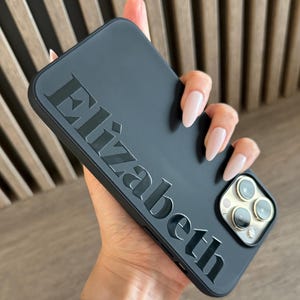 Op maat gemaakt iPhone-hoesje met glanzende 3D-naam in reliëf | Trendy hoesje met reliëfmonogram | Gepersonaliseerd cadeau voor haar/hem iPhone 16,15,14,13,12 Pro Max