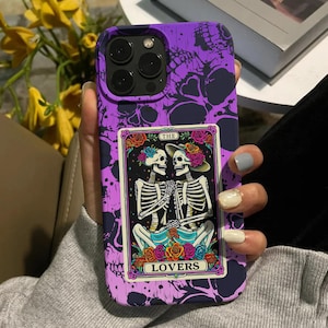 Art gothique, étui pour portable, carte de tarot, design « The Lovers » | Style Tarot Skull Violet Love | Coque esthétique art mystique pour Samsung et iPhone