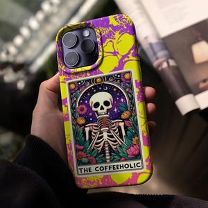 Capa de Carta de Tarô Coffeeholic Engraçada | Capa de Presente para Amantes de Café | Capa de Design Personalizado de Caveira Gótica Estética para Samsung S25, iPhone 16 Pro Max