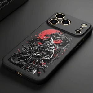 Op de afbeelding: Zwarte telefoonhoes met een illustratie van een samoerai-krijger in zwart en rood. De hoes heeft een matte afwerking en een verhoogde cameramodule met gouden accenten. Het ontwerp toont zwaarden en een rode zon.