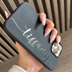 iPhone-hoesje met aangepast monogram met 3D-effectnaam in reliëf | Op maat gemaakte reliëfhoes | Gepersonaliseerd cadeau voor haar/hem iPhone 16,15,14,13,12 Pro Max