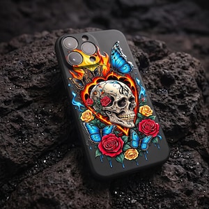 Op de afbeelding: Een zwarte smartphonehoes met een gedetailleerde afbeelding van een menselijke schedel in een hartvormige vlam. Het ontwerp bevat levendige rode en gele rozen, felblauwe vlinders en wervelende oranje en blauwe vuuraccenten.