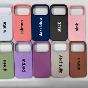 Pu&ograve; includere: Una collezione di dieci custodie per telefoni in vari colori, tra cui bianco, salmone, blu scuro, nero, rosa, verde, viola, prugna, grigio chiaro e marrone. Ogni custodia ha un ritaglio per la fotocamera ed &egrave; etichettata con il suo colore.
