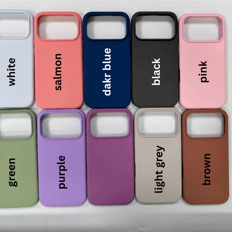 Pu&ograve; includere: Una collezione di dieci custodie per telefoni in vari colori, tra cui bianco, salmone, blu scuro, nero, rosa, verde, viola, prugna, grigio chiaro e marrone. Ogni custodia ha un ritaglio per la fotocamera ed &egrave; etichettata con il suo colore.