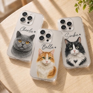 Op de afbeelding: Drie doorzichtige telefoonhoesjes met aangepaste kattenportretten en namen. Eén hoesje toont een grijze kat genaamd Charlie, één een oranje-witte kat genaamd Bella en één een zwart-witte kat genaamd Simba, elk met een klein pootafdrukje.
