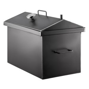 Könnte beinhalten: Schwarzer Metall-Smoker mit einem Scharnierdeckel und einem eingebauten Thermometer. Der Smoker hat einen Griff an der Seite und einen Schornstein oben.