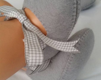 Light grey woolfelt baby shoes
