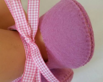 Dusty pink woolfelt baby shoes