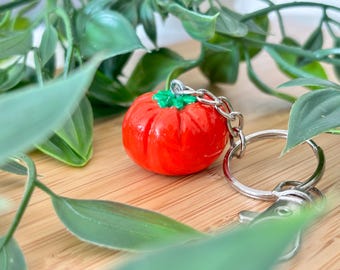 Llavero de tomate hecho a mano, pintado con gouache y cierre de plata.