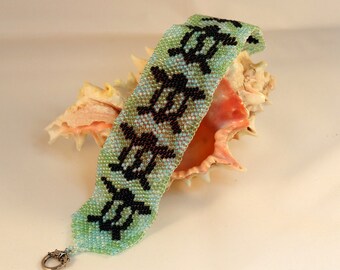 Honu green and Black Sea Turtle peyote stitch bracelet, bead woven, beaded, Toho sead beads