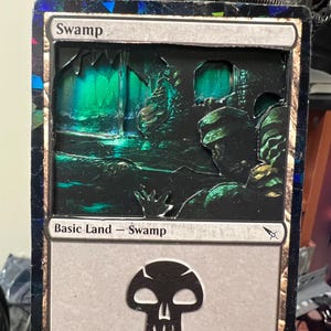 Tarjeta 3D de MAGIC THE GATHERING Swamp (mkm): tarjeta de arte de MtG para exhibición
