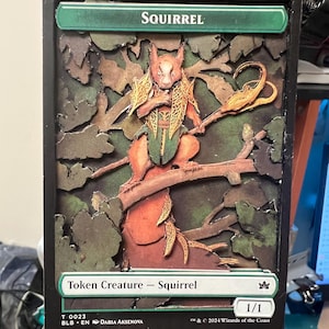 Ficha 3D de MAGIC THE GATHERING Bloomburrow Squirrel: tarjeta de arte de MtG para exhibición