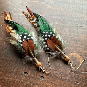 Pendientes de plumas auténticas - Pendientes de plumas marrones y verde bosque - Pendientes de plumas de gallo, faisán y gallina de Guinea