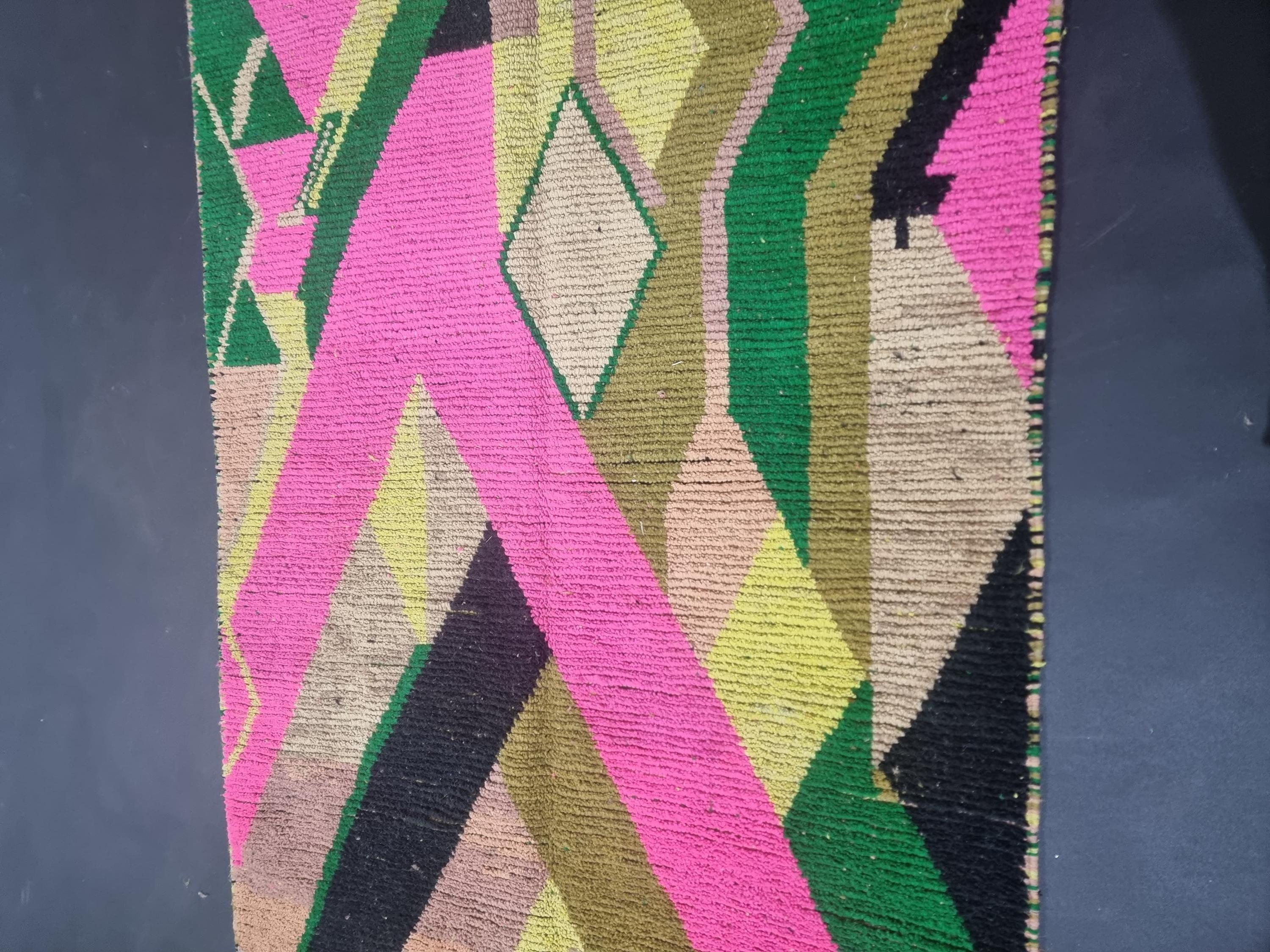 芸術的なモロッコラグ、ウールのブジャードラグ、抽象的なラグ、ピンク