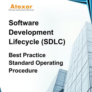 Puede incluir: Atoxor Business Improvement Delivered, un fondo blanco con texto negro, las palabras "Software Development Lifecycle (SDLC)" y "Best Practice Standard Operating Procedure" se muestran. El fondo es una imagen borrosa de un edificio moderno de vidrio.