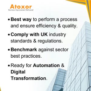 Op de afbeelding: Atoxor Business Improvement Delivered. Tekst op een witte achtergrond met een skyline op de achtergrond. De tekst benadrukt de voordelen van het gebruik van Atoxor, waaronder het waarborgen van effici&euml;ntie en kwaliteit, het voldoen aan de Britse industrienormen, het benchmarken tegenover best practices en de voorbereiding op automatisering en digitale transformatie.