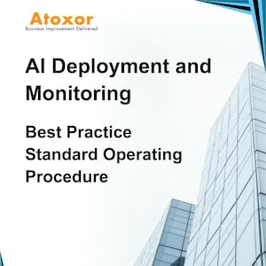 Może przedstawiać: Biały dokument z tytułem "Wdrażanie i monitorowanie AI: Najlepsze praktyki standardowych procedur operacyjnych" prezentowany przez Atoxor, firmę zajmującą się doskonaleniem biznesu. Dokument jest umieszczony na tle nowoczesnego krajobrazu miejskiego z wysokimi szklanymi budynkami.