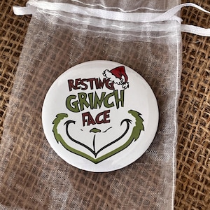 Pin, dispositivo, insignia o botón del Grinch: idea de regalo para muchas ocasiones.