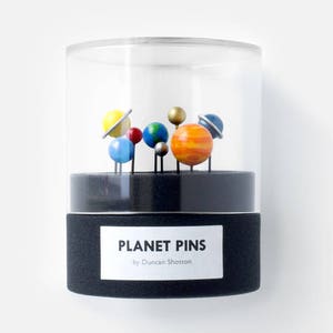 Planet Pins - cancelleria dipinta a mano raffigurante il sistema solare (puntine da disegno per lo spazio sulla tua bacheca di sughero)