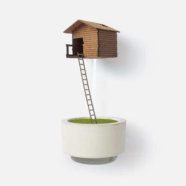 Baumhaus-Vase - für einzelne Blumen. Miniatur-Baumhaus aus Holz gibt die Illusion, dass es auf der Blume / dem Gras montiert ist, das Sie darin platzieren