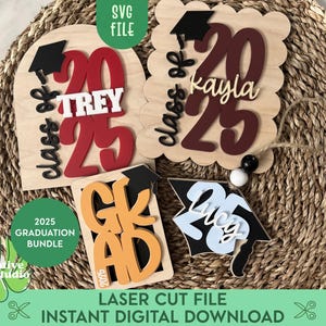Puede incluir: Adornos de graduaci&oacute;n de madera con el texto "Clase de 2025" y nombres personalizados. Los adornos presentan un dise&ntilde;o de gorro de graduaci&oacute;n y est&aacute;n disponibles como archivo SVG digital. Tambi&eacute;n se ven las palabras "2025 Graduation Bundle".