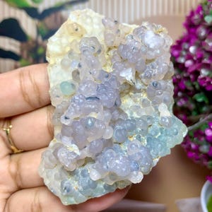 Espécimen mineral de calcedonia blanca botrioidal de Indonesia - Formación de burbujas naturales - Cristal curativo coleccionable. Peso: 84 gramos.