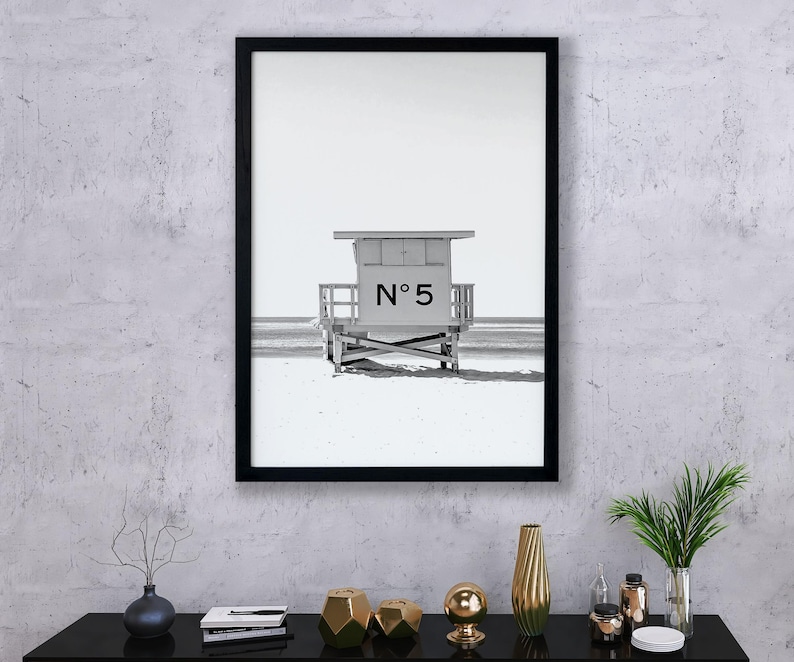 May include: Black and white photograph of a lifeguard stand on a beach. The stand is labeled "N&deg; 5".