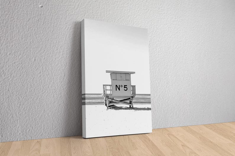 May include: Black and white photograph of a lifeguard stand on a beach. The stand is labeled "N&deg; 5".