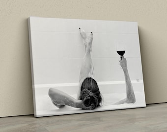 Vrouw drinkt wijn in bad canvas poster, zwart-wit, feministische poster, kunst aan de muur badkamer, bar print, meisjes badkamer decor