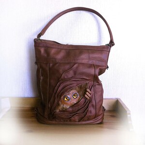 Bolso de piel con diseño de criatura de cuento de hadas: Mochila convertible para el hombro