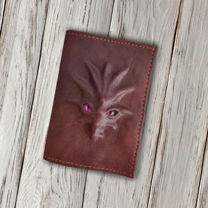 Housse de passeport en relief en cuir véritable avec dragon rouge pour documents Visage de dragon Cadeau personnalisé