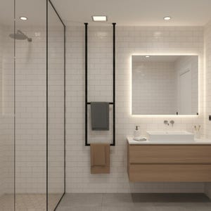 Può includere: Bagno moderno con pareti piastrellate bianche, una cabina doccia in vetro e un mobile lavabo in legno. Un portasciugamani nero contiene asciugamani grigi e beige. Un grande specchio con illuminazione integrata è sopra il mobile.