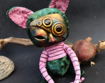 Grimzy – Muñeco de peluche de fantasía de 23 cm, criatura espeluznante y adorable con rostro esculpido, terciopelo teñido a mano, juguete gótico caprichoso