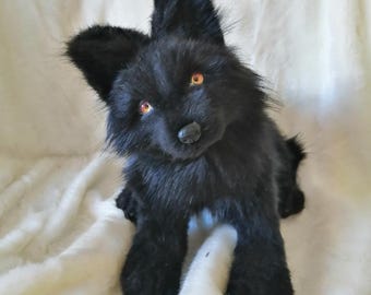 Op maat gemaakte realistische wolvenknuffel. Kunstpop dier. Posewolf. Wolf kunstpop. Wolf realistisch pluche..