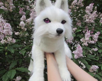 Op maat gemaakte realistische wolvenknuffel. Kunstpop dier. Posewolf. Wolf kunstpop. Realistisch wolfspluche.