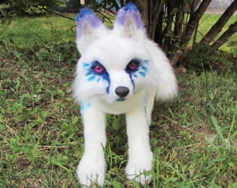 Op maat gemaakte realistische wolvenknuffel. Kunstpop dier. Posewolf. Wolf kunstpop. Realistisch wolfspluche.