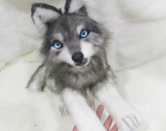 Op maat gemaakte realistische wolvenknuffel. Kunstpop dier. Posewolf. Wolf kunstpop. Realistisch pluche wolf