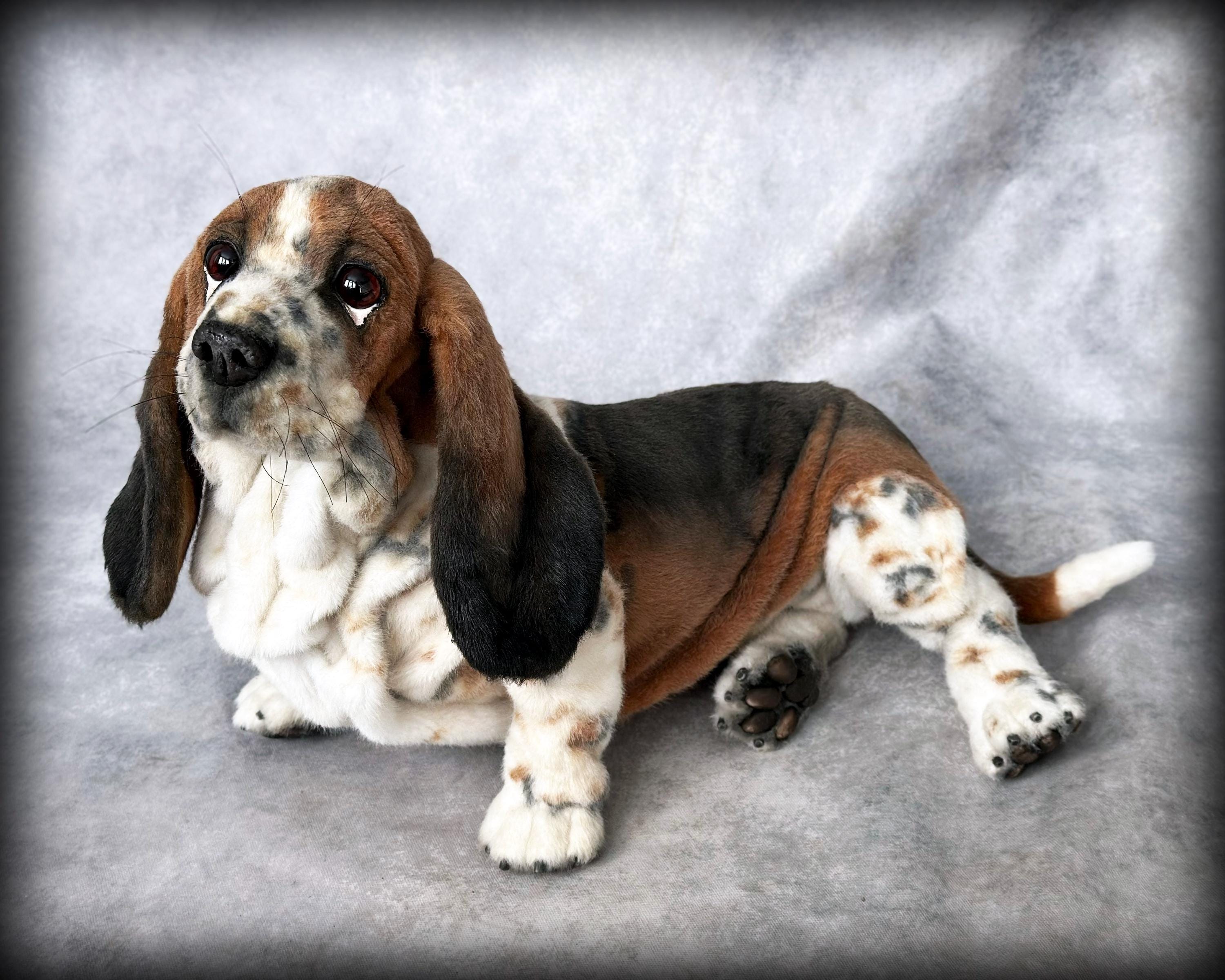バセットハウンド、リアルな犬のレプリカ、ぬいぐるみの子犬、ペットの 