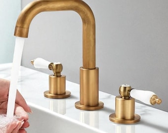 Grifo de baño de latón de 3 orificios con manija de cerámica y mezclador de agua fría y caliente.