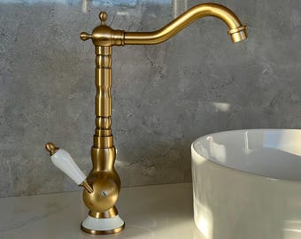 Antique Brass Kitchen Faucet , Swivel Spout Vessel Sin k Tap , Single Handle