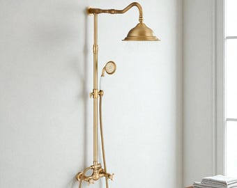 Op de afbeelding: Een messing douchesysteem in vintage stijl, met een gebogen douchekop en een handdouche. Het systeem omvat een centrale kolom, kraanbediening en een flexibele slang. Het ontwerp heeft sierlijke details en een klassieke esthetiek.