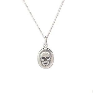 Handgemachte Schädel Halskette, Schädelkopf Charme, Oval Charm Halskette, Silber Schmuck, Bronze Schmuck
