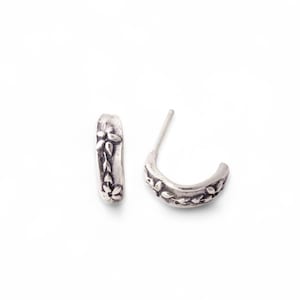 Handgemachte Vergissmeinnicht Huggies, botanische Ohrringe: Sterling Silber & Bronze