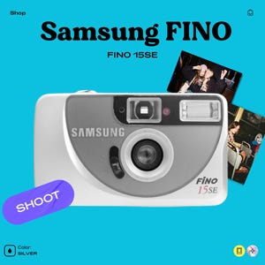 以下が含まれることがあります： レンズ、フラッシュ、紫色の楕円に「SHOOT」の文字が入ったシルバーのSamsung Fino 15SEカメラ。 カメラは、黒い文字で「Samsung FINO」と書かれた青色の背景にあります。