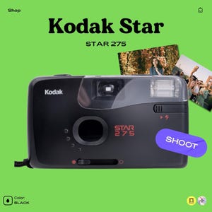 以下が含まれることがあります： 黒色のKodak Star STAR 275カメラ。フラッシュとレンズが付いています。「Kodak」の文字が白で印刷されています。「SHOOT」の文字が紫色のステッカーにあります。背景には2枚の写真があります。