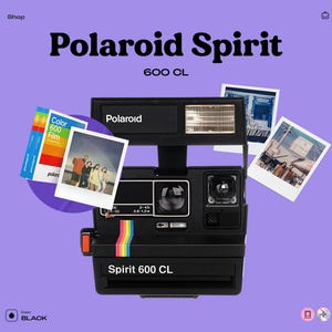 Puede incluir: Cámara instantánea Polaroid Spirit 600 CL negra con flash, franja arcoíris y varias fotos instantáneas. La imagen incluye dos paquetes de película Color 600 y la palabra "Polaroid". El fondo es de color lila claro.