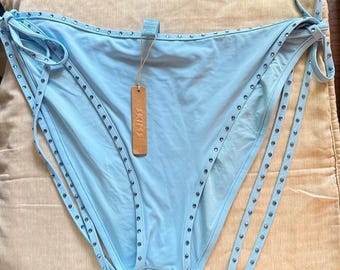 SKIMS bikinibroekje met strasssteentjes en strikjes in irisblauw, maat 4X, nieuw met prijskaartjes.