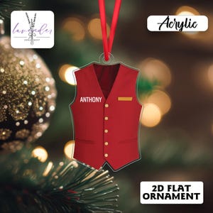 Puede incluir: Una taza de cerámica blanca con asa negra y el texto "But First, Coffee" en negrita negra. La taza se encuentra sobre un fondo borroso, sugiriendo un ambiente acogedor.