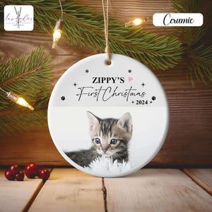 パーソナライズされた猫の最初のクリスマスアクリルオーナメント、猫の名前のセラミックオーナメント、クリスマスペットオーナメント、子猫の飾り、猫の記念品ギフト