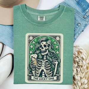 Chemise Comfort Colors® de la Saint-Patrick, manches longues Funny Irish Tarot, t-shirt Shamrock Skeleton pour jeune, cadeau de la Saint-Patrick, trèfle porte-bonheur
